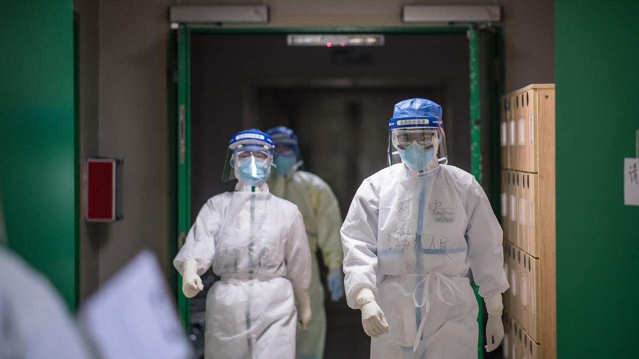 Liu Huan (kanan), petugas medis dari Provinsi Jiangsu, memasuki sebuah bangsal ICU Rumah Sakit Pertama Kota Wuhan di Wuhan, Provinsi Hubei, 22 Februari 2020. Tenaga medis dari seluruh China mengerahkan upaya terbaik mereka untuk mengobati para pasien COVID-19 di rumah sakit itu.