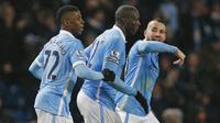 Selebrasi Kelechi Promise Iheanacho (kiri) saat mencetak gol bagi Manchester City ke gawang Swansea City di Stadion Liberty, Sabtu (12/12/2015) malam WIB. (Reuters/Andrew Yates)