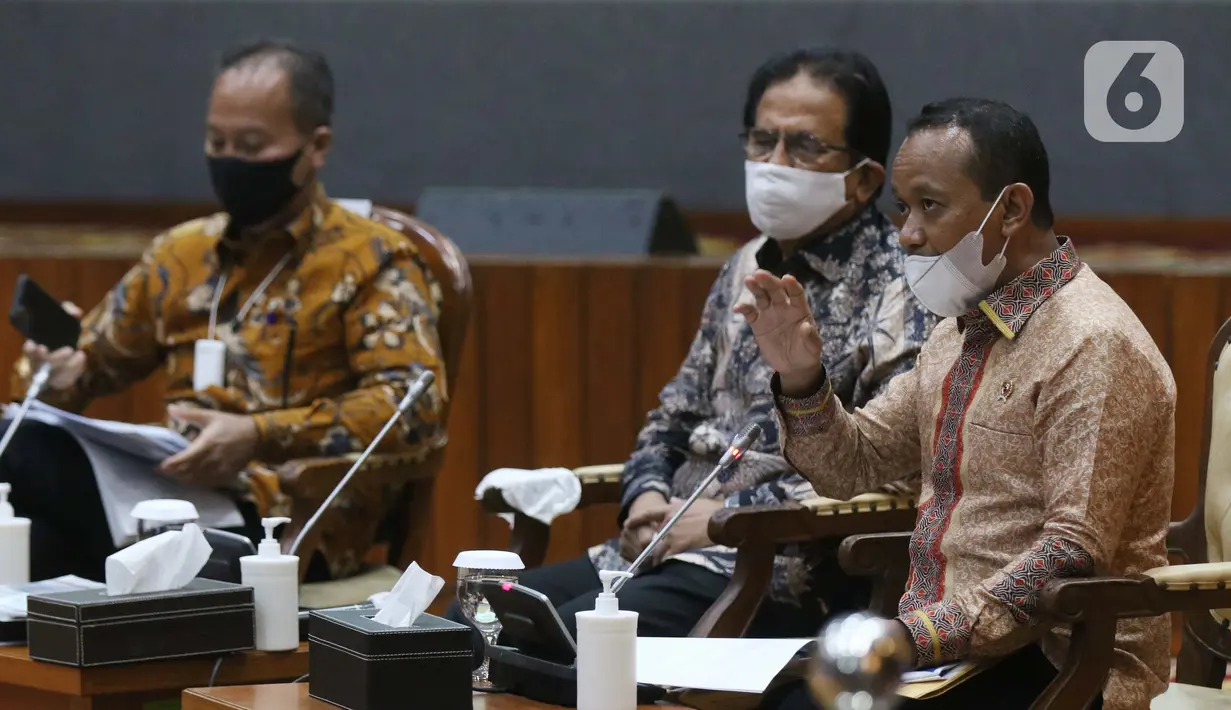 Kepala BKPM, Bahlil Lahadalia (kanan) memberi keterangan terkait UU Omnibus Law Cipta Kerja di Graha Sawala Kemenko Perekonomian, Jakarta, Rabu (7/10/2020). Bahlil bersama sejumlah menteri memberi penjelasan terkait disahkannya UU Omnibus Law Cipta Kerja. (Liputan6.comHelmi Fithriansyah)