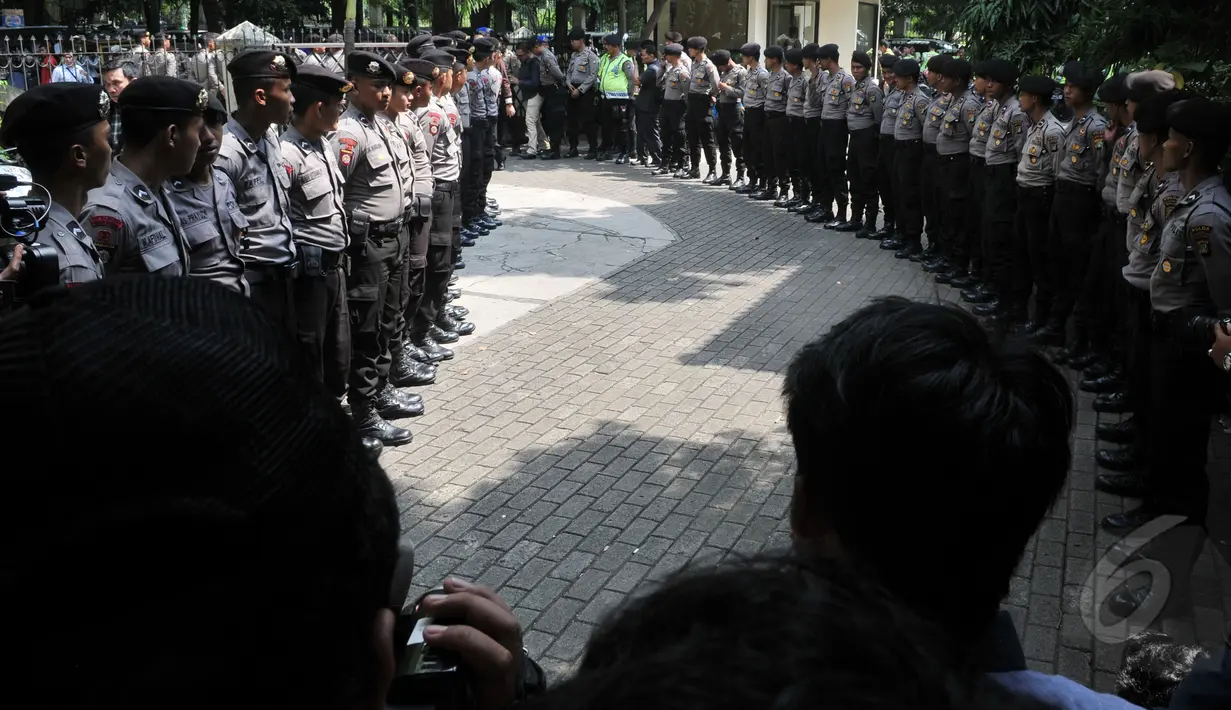Ratusan anggota kepolisian Polda Metro Jaya melakukan pengamanan saat sidang pembacaan putusan terkait sengketa dualisme kepengurusan Partai Golkar di PTUN Jakarta, Senin (18/5/2015). (Liputan6.com/Johan Tallo) 