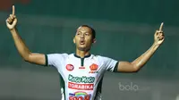 Pemain PS TNI, Sansan merayakan golnya ke gawang Perseru Serui pada laga Liga 1 2017 di Stadion Pakansari, Bogor, Minggu (18/6/2017). (Bola.com/Nicklas Hanoatubun)