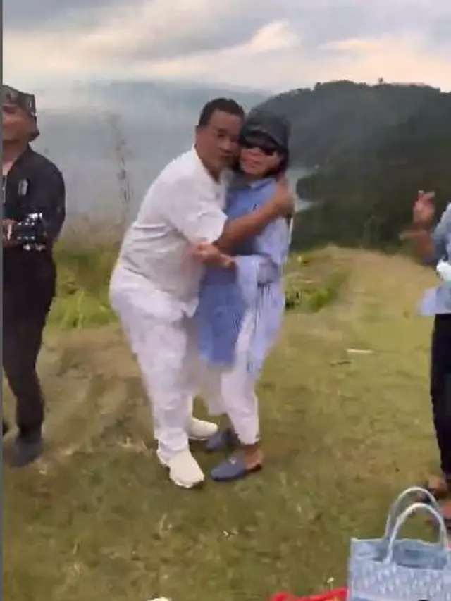 6 Potret Hotman Paris Liburan Bareng Istri, Mesra di Pinggir Danau Toba
