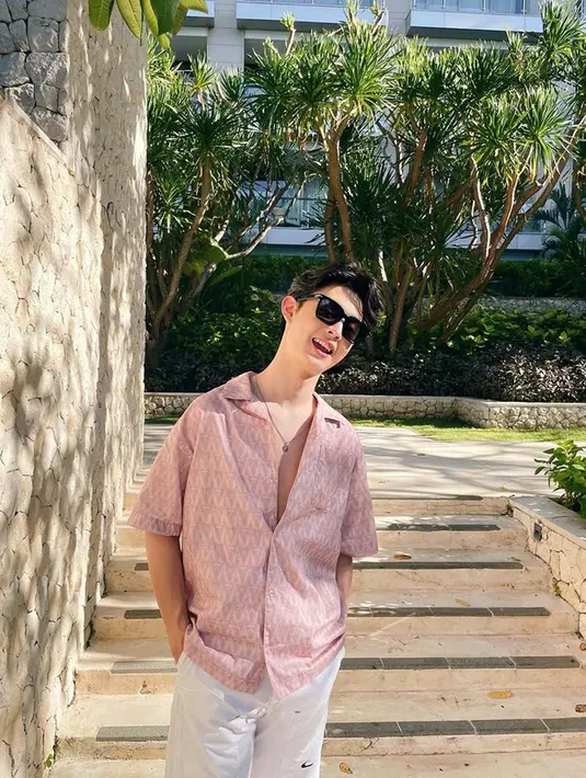 Perpaduan kemeja merah muda dengan kancing yang sedikti terbuka serta celana putih, membuatnya bak idol Kpop. OOTD ini bisa jadi inspirasi untuk menghasilkan gaya yang kekinian. (Liputan6.com/IG/@phrrince)