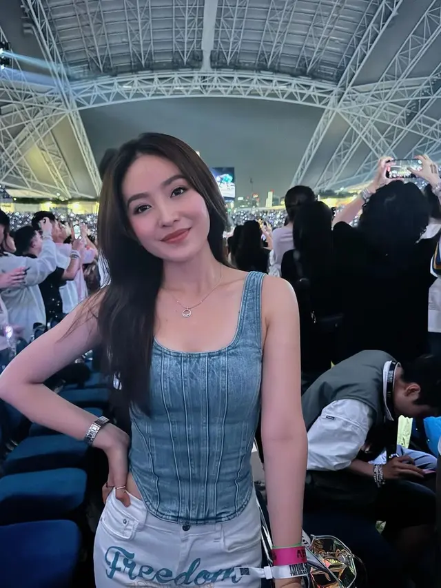 7 Potret Natasha Wilona Nonton Konser Taylor Swift dengan Ibunda, Seru Abis
