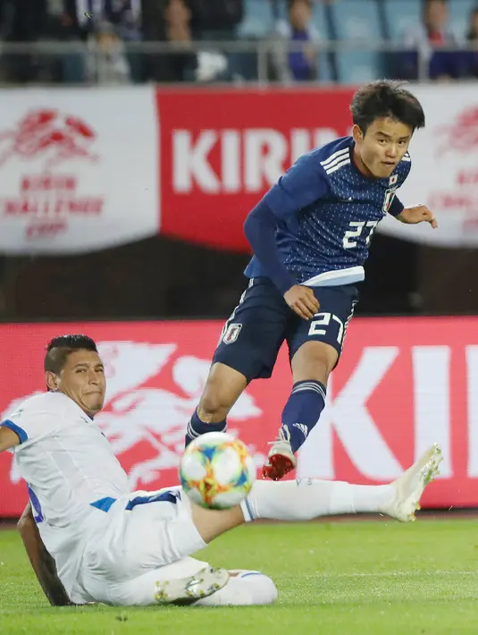 Gelandang Jepang Takefusa Kubo menendang bola saat bertanding melawan El Savador pada pertandingan persahabatan di Stadion Hitomebore Miyagi di Rifu (9/6/2019). Kubo kabarnya direkrut dengan biaya senilai 2 juta euro dan diberi kontrak berdurasi enam tahun. (AFP Photo/Jiji Press)