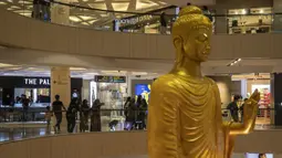 Patung Buddha tersebut berdiri ditempatkan alas berwarna emas berdiameter 4,2 meter, tangan kirinya diposisikan tepat di depan, sembari jari telunjuk dan ibu jari terlipat. Sedangkan, bagian jari tengah, manis, dan kelingking terbuka. (JUNI KRISWANTO/AFP)