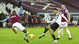 Penyerang Manchester United, Mason Greenwood, mencetak gol ke gawang West Ham United pada laga Liga Inggris di Stadion London, Minggu (6/12/2020). Setan Merah menang dengan skor 1-3. (Justin Setterfield/Pool Via AP)