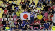 Suporter Timnas Jepang U-17 hadir mendukung timnya saat melawan Spanyol U-17 dalam pertandingan babak 16 Besar Piala Dunia U-17 di Stadion Manahan, Solo, Senin (20/11/2023). (Bola.com/Arief Bagus)