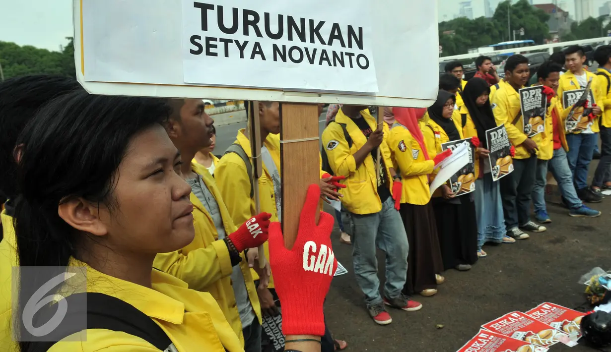Sejumlah mahasiswa menggelar aksi unjuk rasa di depan Gedung DPR, Jakarta, Jumat (11/12). Dalam aksinya mereka menuntut Ketua DPR Setya Novanto mundur dari jabatannya. (Liputan6.com/Johan Tallo)