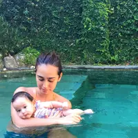 Alexandra Gottardo memang terkenal dengan parasnya yang cantik dan seksi. Bentuk tubuhnya tetap terlihat seksi saat Alexandra Gottardo menggendong sang buah hati. (Instagram/got_alex)