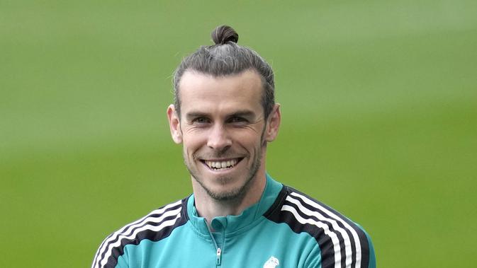 Penyerang Real Madrid, Gareth Bale tersenyum saat menghadiri sesi latihan tim di stadion Stamford Bridge di London, Selasa (5/4/2022). Real Madrid akan bertanding melawan Chelsea pada leg pertama perempat final Liga Champions di stadion Stamford Bridge. (AP Photo/Kirsty Wigglesworth)