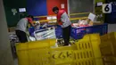 Pekerja memilah paket kiriman barang di salah satu Kantor Cabang JNE, Jakarta, Kamis (30/12/2021). Supply Chain Indonesia (SCI) memprediksi distribusi pengiriman barang pada akhir tahun ini di Jawa dan Bali bisa meningkat 5-10 persen. (Liputan6.com/Faizal Fanani)
