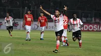 Pemain Persija Syahroni berselebrasi usai mencetak gol saat pertandingan Trofeo Persija di Stadion GBK, Jakarta, Sabtu (9/4). Tim berjulukan Macan Kemayoran itu menjuarai Trofeo Persija 2016 setelah mengalahkan Bali United 1-0 (Liputan6.com/Johan Tallo)
