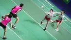 Pebulu tangkis ganda campuran Jepang, Yuta Watanabe/Arisa Higashino saat bertanding melawan wakil Korea Selatan, Seo Seung Jae/Chae Yu Jung pada babak semifinal Indonesia Open 2022 di Istora Senayan, Jakarta, Sabtu (18/06/2022). (Bola.com/Bagaskara Lazuardi)