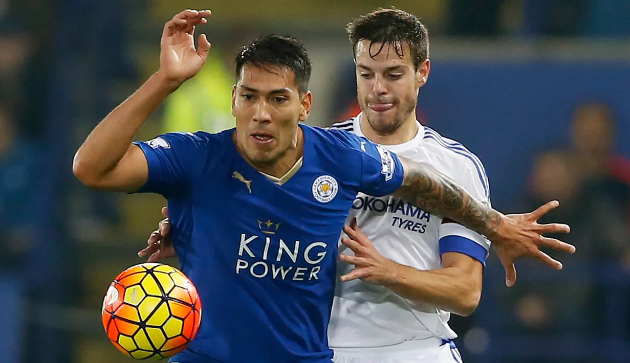 Penyerang Leicester City, Leonardo Ulloa (depan) berusaha mengontrol bola dari kawalan bek Chelsea, Cesar Azpilicueta pada lanjutan liga Inggris di King Power Stadium, Liecester (15/12). Leicester menang atas Chelsea dengan skor 2-1. (Reuters/Carl Recine)