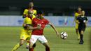 Gelandang Indonesia, Septian David Maulana, berebut bola dengan pemain Guyana, Jake Newton, pada laga persahabatan di Stadion Patriot, Bekasi, Sabtu (25/11/2017). Indonesia menang 2-1 atas Guyana. (Bola.com/M Iqbal Ichsan)
