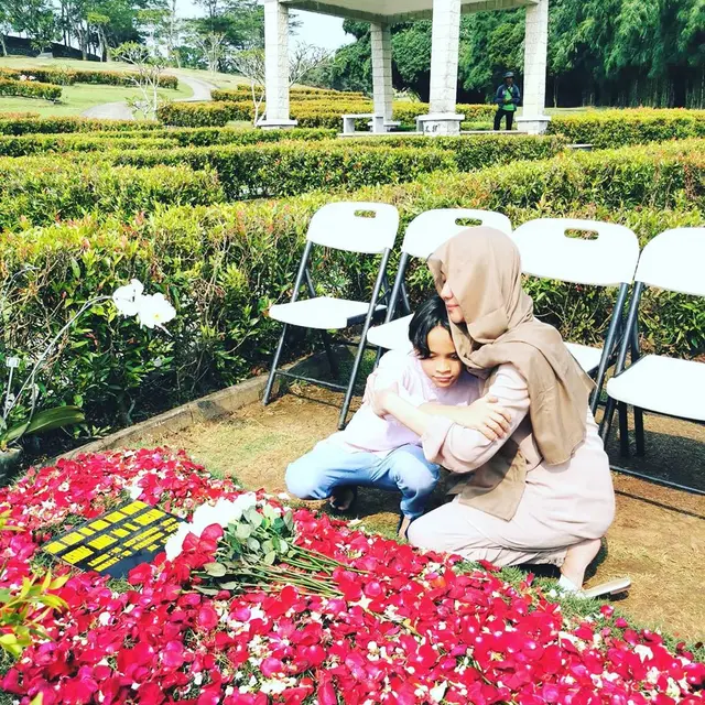 Bunga Citra Lestari atau BCL bersama anak semata wayangnya, Noah Aiden Sinclair kembali berziarah ke pusara Ashraf Sinclair. (https://www.instagram.com/p/B9tZa1xAdpd/)