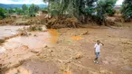 Seorang anak berjalan melewati area yang tersapu air setelah bendungan jebol di Desa Kamuchiri Mai Mahiu, Kabupaten Nakuru, Kenya, Senin 29 April 2024. (AP Photo/Patrick Ngugi)