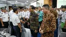 Presiden Joko Widodo (kiri) didampingi Menteri Perhubungan Ignasius Jonan menyapa para pegawai usai penandatanganan 12 Kontrak Kegiatan Strategis Kemenhub 2016 di Gedung Perhubungan, Jakarta, Senin (18/1). (Liputan6.com/Faizal Fanani)