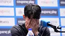 Son Heung-min tak mampu membendung air mata saat mengumumkan keputusan meninggalkan Tottenham Hotspur pada konferensi pers jelang melawan Newcastle United pada ajang Coupang Play Series di Seoul, Korea Selatan, Sabtu (2/8/2025). (AP Photo/Ahn Young-joon)