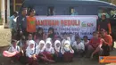 Citizen6, Aceh: OSIS dan para Guru di SMA Negeri 4 Kejuruan Muda Aceh Tamiang beserta donatur, melakukan aksi penggalangan dana untuk korban banjir bandang di SD Ujong Peunalom, Tangse, Pidie.(Pengirim: Ari Gunawan)