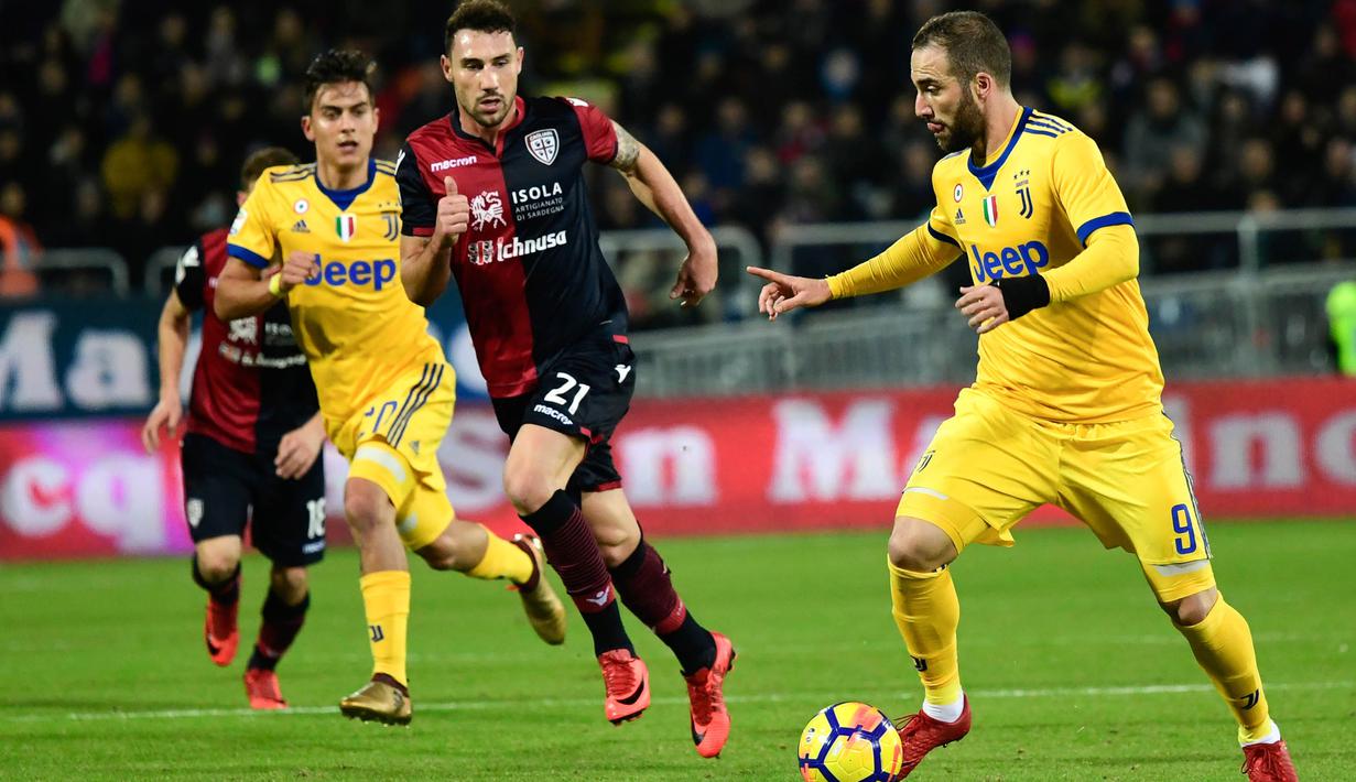 Striker Juventus, Gonzalo Higuain, menggiring bola saat melawan Cagliari pada laga Serie A Italia di Stadion Sardegna, Cagliari, Sabtu (6/1/2018). Cagliari kalah 0-1 dari Juventus. (AFP/Miguel Medina)