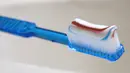 Kandungan fluoride pada pasta gigi atau odol ternyata bisa membantu menghilangkan komedo. Caranya olesi bagian hidung yangg berkomedo, diamkan beberapa saat lalu cuci bersih dengan air. (AFP PHOTO/SAUL LOEB)
