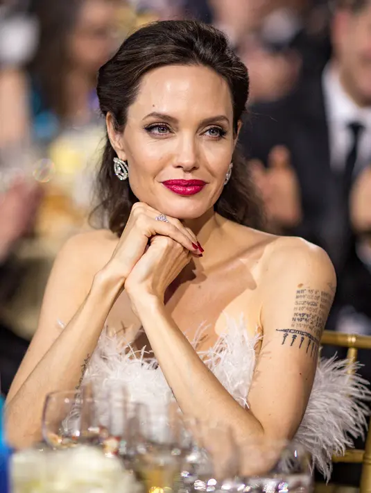 Hubungannya dengan Brad bukan hanya satu-satunya hal yang membuat Angie menjadi pembicaraan masyarakat. (Christopher Polk / GETTY IMAGES NORTH AMERICA / AFP)