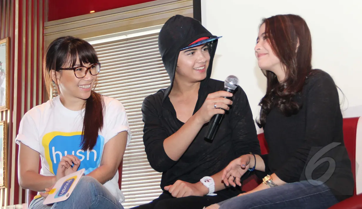 Aliando Syarief dan Prilly Latuconsina terlihat kompak saat menghadiri launching sebuah aplikasi di kawasan Cilandak, Jakarta, Kamis (12/3/2015).(Liputan6.com/Helmi Afandi)
