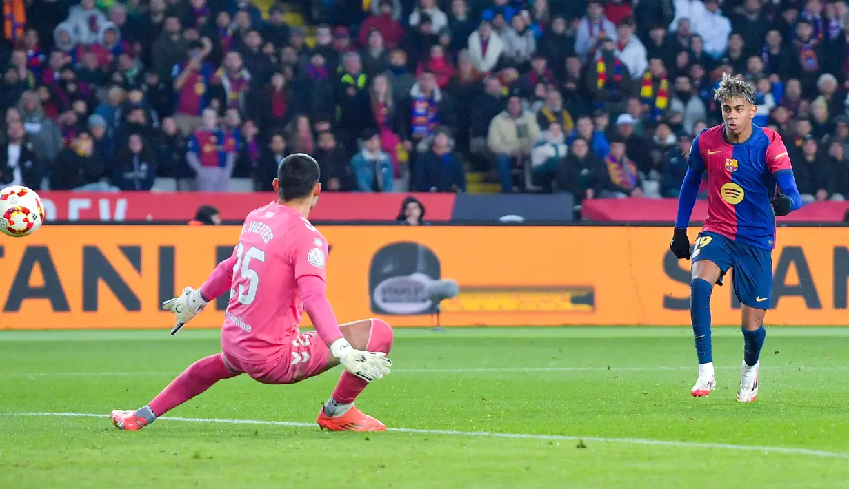 Pemain Barcelona, Lamine Yamal, mencetak gol ke gawang Real Betis pada laga babak 16 besar Copa del Rey 2024/2025 yang dihelat di Estadi Olimpic Lluis Companys, Kamis (16/1/2025) dini hari WIB. (AFP/Manaure Quintero)