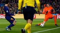 Kiper Chelsea Thibaut Courtois gagal menghentikan tendangan pemain Barcelona Lionel Messi pada leg kedua babak 16 besar Liga Champions 2017-2018 di Stadion Camp Nou, Rabu (14/3). Messi mencetak dua dari tiga gol di pertandingan ini. (AP/Emilio Morenatti)