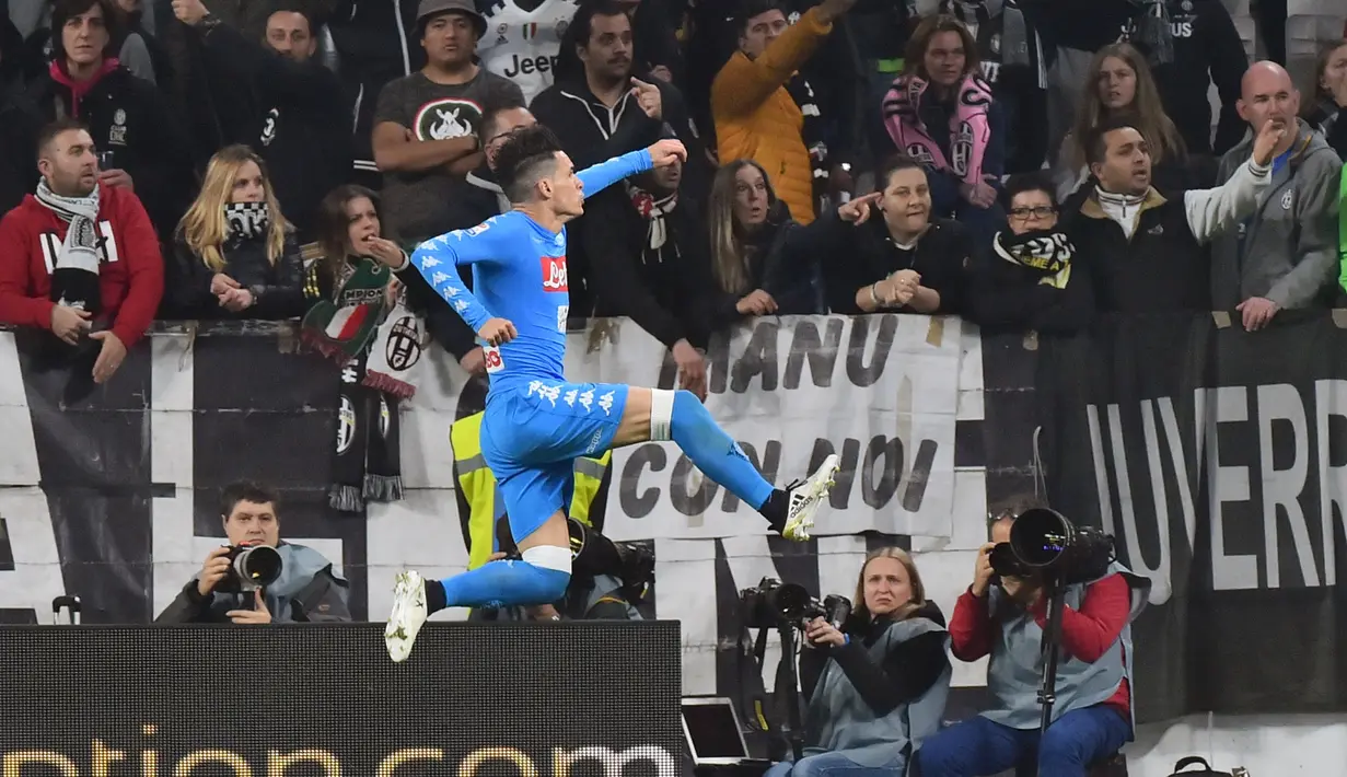 Selebrasi gol gelandang Napoli, Jose Maria Callejon saat berhasil menjebol gawang Buffon pada pertandingan liga Italia Seri A di Stadion Juventus, Turin, Italia (29/10). Napoli harus menelan kekalahan atas Juve dengan skor 2-1. (AFP/Giuseppe Cacace)