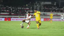 Gelandang Malut United, Taufik Rustam mencoba melewati penjagaan ketat dari bek kanan Persebaya, Catur Pamungkas dalam laga pekan ke-29 BRI Super League 2025/2026 di Stadion Gelora Kie Raha, Ternate, Maluku Utara, Kamis (23/4/2026). (Dok. Malut United)