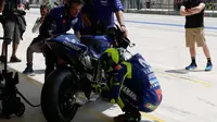 Pembalap Movistar Yamaha, Valentino Rossi saat bersiap-siap melakoni sesi latihan bebas MotoGP Austin 2018. (Twitter/Yamaha MotoGP)