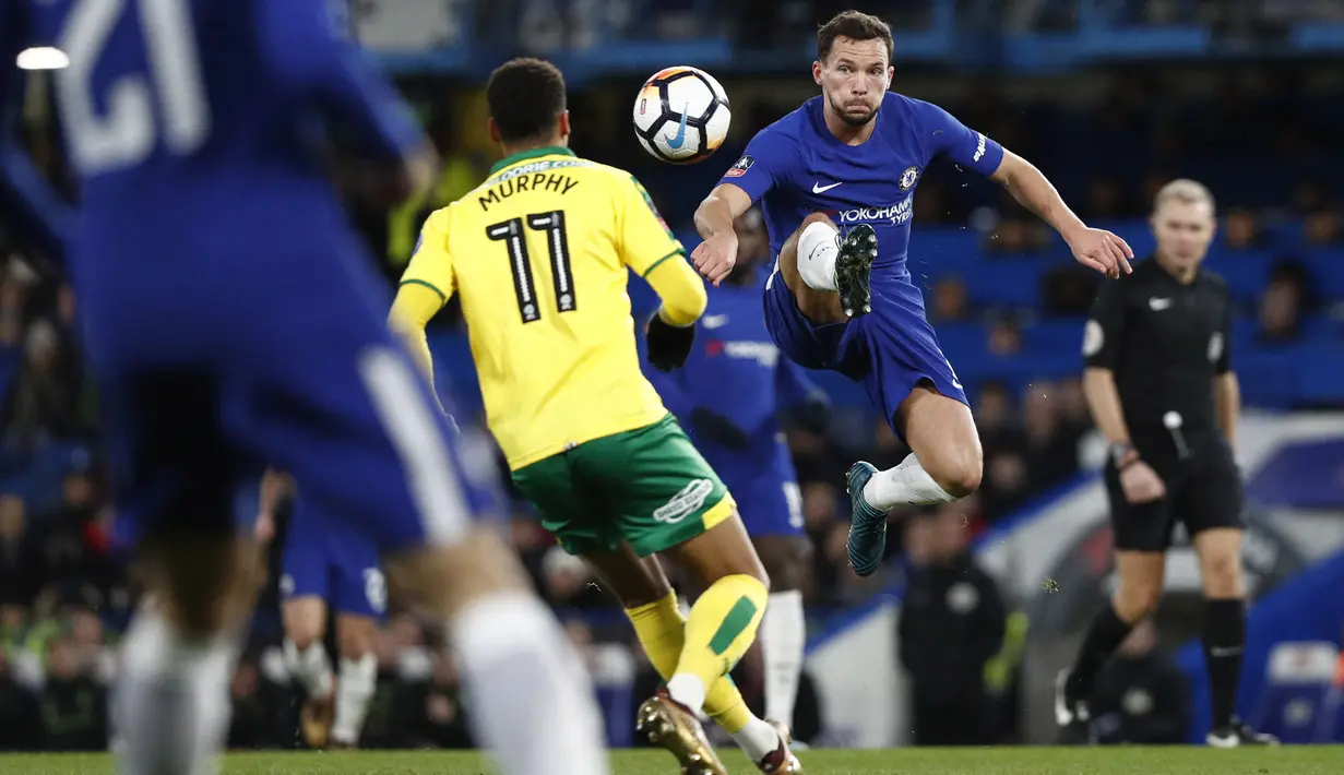 Danny Drinkwater didatangkan dari Leicester menuju Chelsea pada musim 2015/2016 silam. Sayangnya kariernya malah mengalami penurunan akibat jarang mendapat kesempatan bermain oleh The Blues. Akhirnya ia lebih banyak dipinjamkan pada musim lalu. (Foto: AFP/Adrian Dennis)