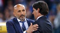 Pelatih Inter Milan, Luciano Spalletti, menyapa pelatih Lazio, Simone Inzaghi, pada laga Serie A Italia di Stadion Olimpico, Roma, Minggu (20/5/2018). Lazio kalah 2-3 dari Inter. (AP/Angelo Carconi)