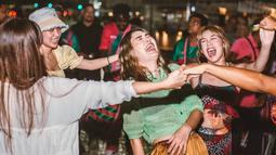 Sebelumnya, wanita asal Bali ini sudah pernah mengunjungi Brazil beberapa waktu lalu. Namun kali ini ia ditemani oleh Vanesha dan beberapa rombongan. Seru-seruan dansa bareng di pinggir pantai tentu menjadi salah satu pengalaman yang menyenangkan. (Liputan6.com/IG/@lunamaya)