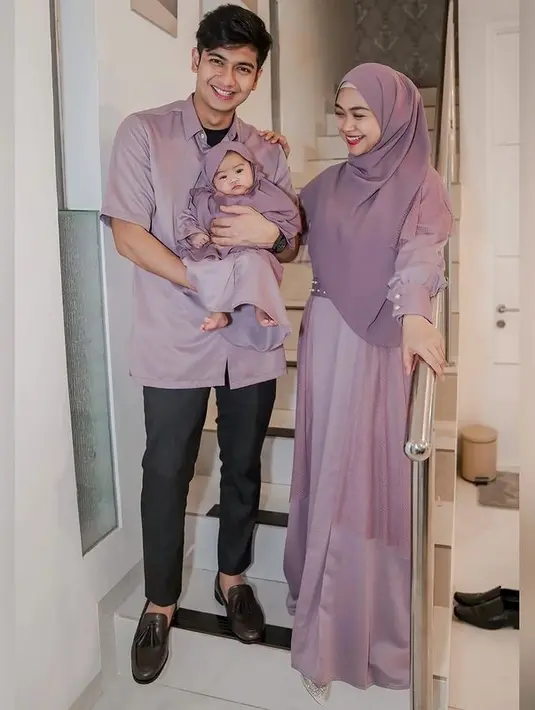 Kompak pakai baju nuansa ungu, netizen pun dibuat gemas dengan baby Moana yang mengenakan hijab kompak seperti sang ibu. @riaricis1975/@teukuryantr.