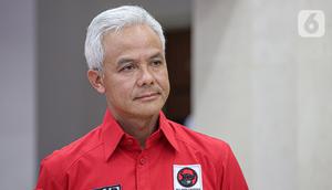 Gubernur Jawa Tengah Ganjar Pranowo bersama Sekretaris Jendral PDI Perjuangan Hasto Kristianto usai dipanggil di DPP PDIP, Jakarta, Senin (24/10/2022). PDI Perjuangan (PDIP) menjatuhkan sanksi terhadap Gubernur Jawa Tengah Ganjar Pranowo atas pernyataan siap menjadi calon presiden di Pilpres 2024 dalam sebuah wawancara dengan media. (Liputan6.com/Faizal Fanani)