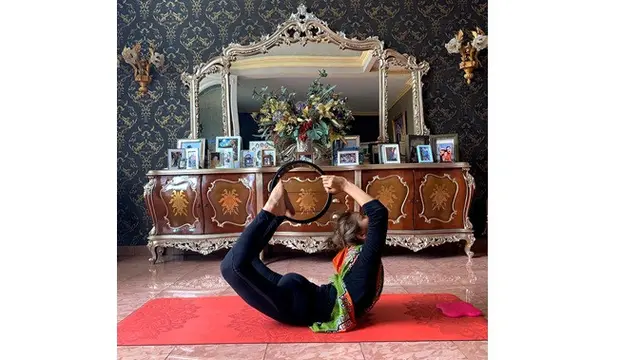 7 Gaya Inul Daratista Saat Lakukan Yoga, Curi Perhatian