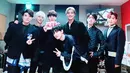 Pada postingan itu, Kyuhyun terlihat berpose dengan keenam personel Super Junior lainnya di belakang panggung Music Core. (Foto: instagram.com/yesung1106)