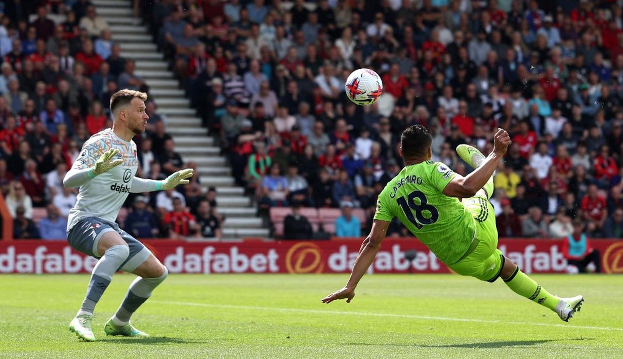 <p>Pada menit ke-27, Dominik Solanke mencoba untuk samakan skor untuk Bournemouth. Namun tembakannya usai manfaatkan umpan Smith masih bisa ditepis De Gea. (Adrian DENNIS/AFP)</p>