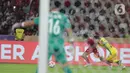 Harimau Malaya memasang garis pertahanan yang dalam sembari sesekali melepaskan serangan balik ke gawang Indonesia. (Liputan6.com/Helmi Fithriansyah)