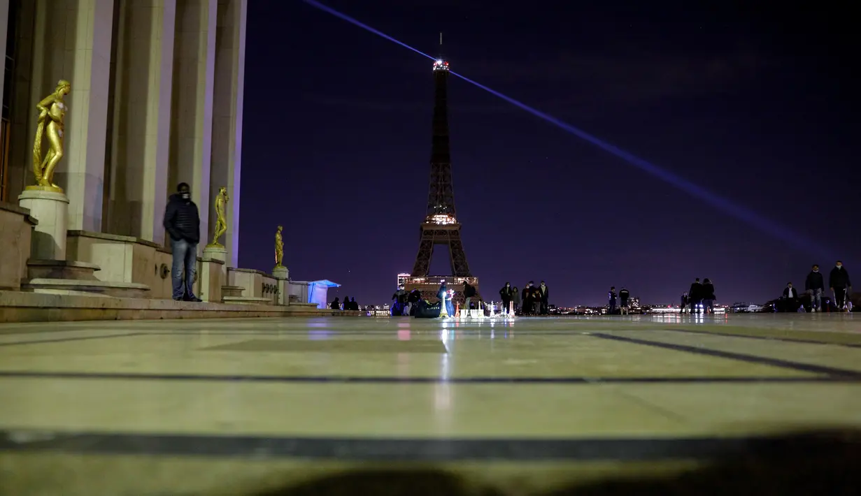 Lampu Menara Eiffel di Paris, dimatikan pada Rabu (21/10/2020). Kondisi gelap gulita itu untuk memberikan penghormatan terhadap Samuel Paty, seorang guru sejarah yang dipenggal kepalanya pada Jumat (16/10) lalu. (GEOFFROY VAN DER HASSELT / AFP)