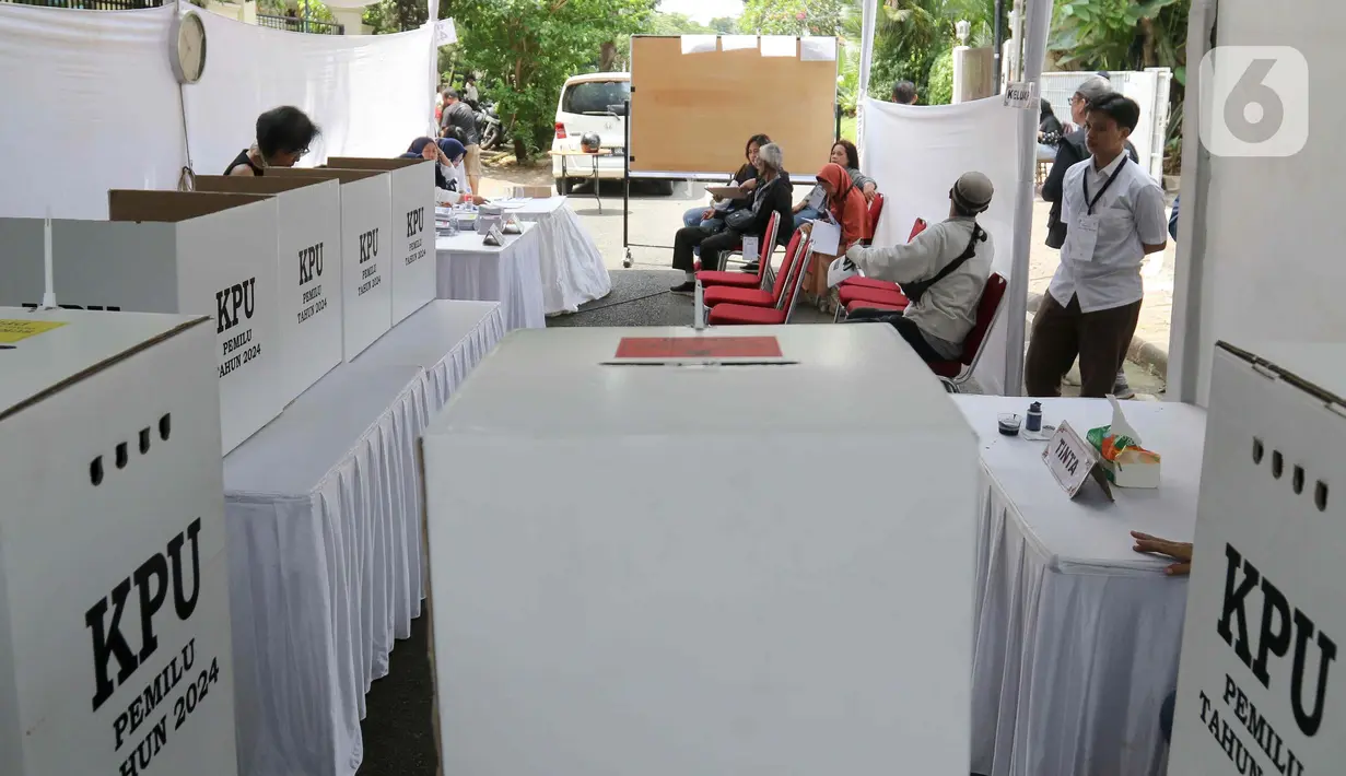Suasana pemungutan suara ulang di TPS 043, Menteng, Jakarta, Sabtu (24/2/2024). (Liputan6.com/Herman Zakharia)