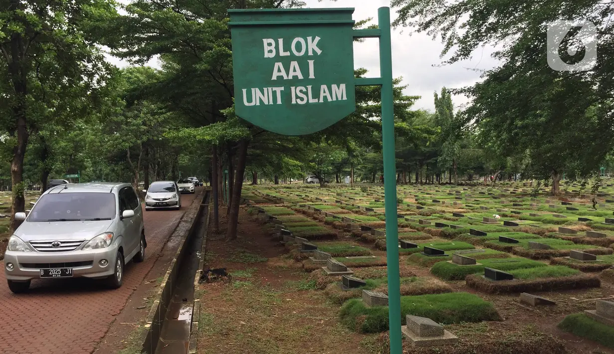 Mobil melintas di sekitar TPU Pondok Ranggon, Cipayung, Jakarta, Sabtu (28/12/2019). Pengelola TPU Pondok Ranggon mulai memberlakukan tumpang jasad dalam satu liang lahat jelang habisnya masa tampung pada Januari 2020. (Liputan6.com/Immanuel Antonius)