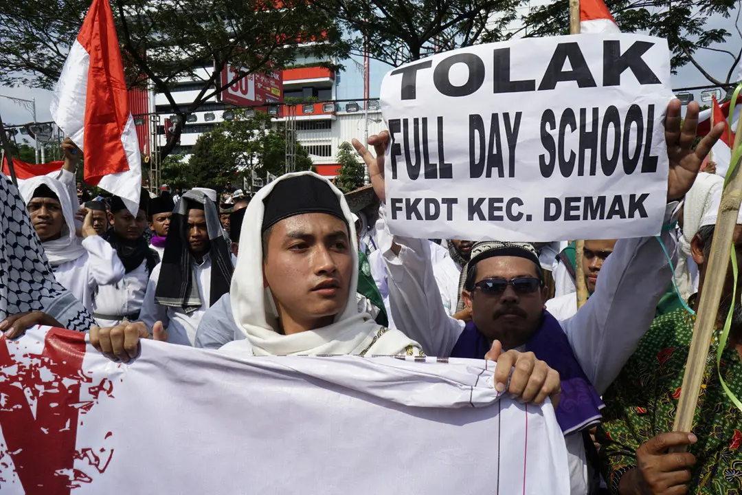 Koalisi Masyarakat Peduli Pendidikan (KMPP) menolak pemberlakuan sekolah lima hari di Kota Semarang, Jawa Tengah. (Liputan6.com/Felek Wahyu)