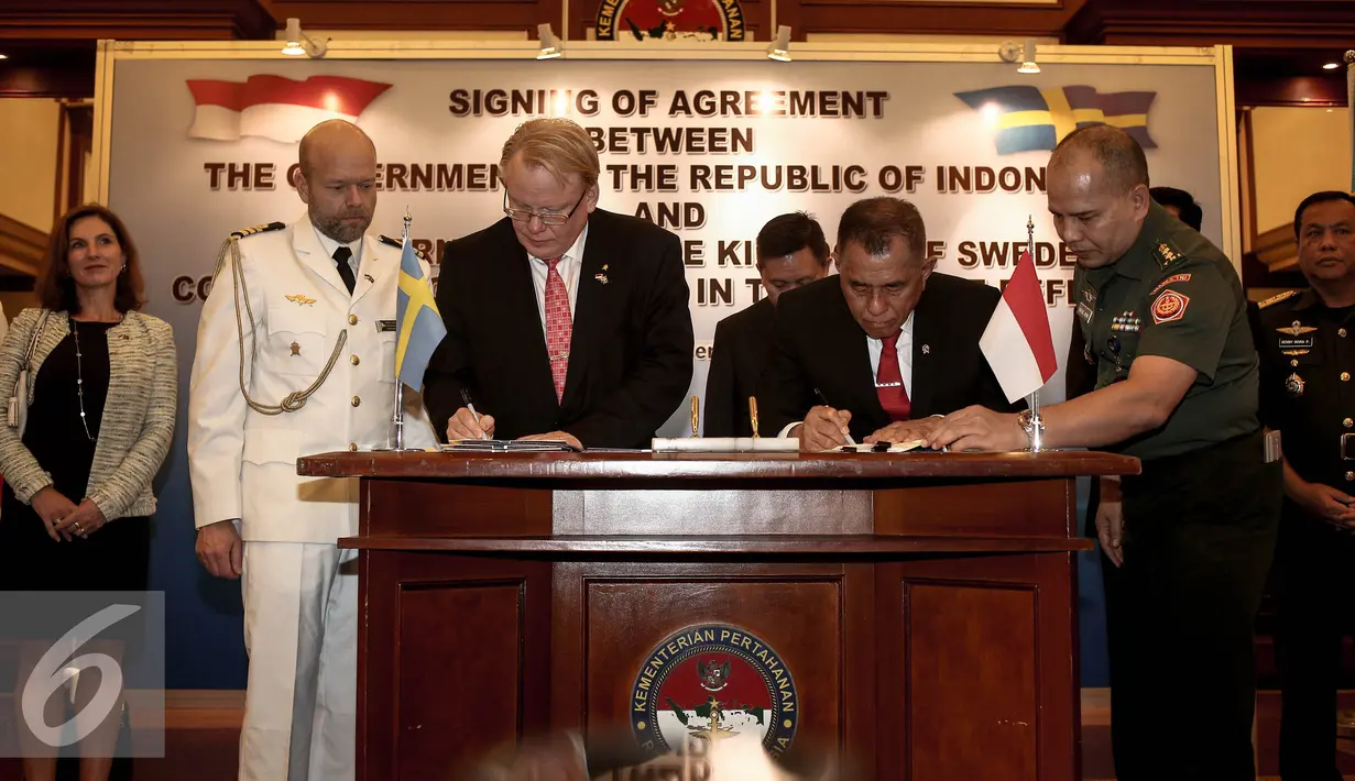 Menhan Ryamizard Ryacudu (kanan) bersama Menteri Pertahanan Kerajaan Swedia Carl Anders Peter Hultqvist menandatangani MoU di Kementerian Pertahanan, Jakarta, Selasa (20/12). (Liputan6.com/Faizal Fanani)