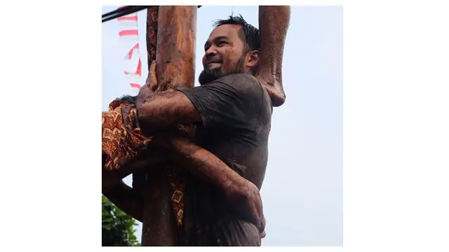 6 Potret Keseruan Teuku Wisnu Saat Ikut Lomba Panjat Pinang, Penuh Lumpur dan Oli