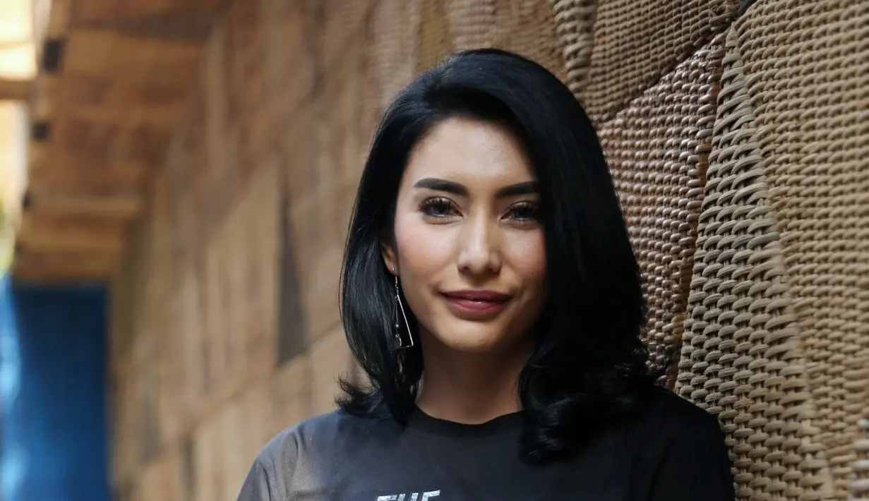 Banyak orang yang tidak yakin dengan tubuh Tyas yang menggemuk. Salah satu untuk menutupi bertambahnya enam kilogram tersebut dengan menggunakan pakaian. (Nurwahyunan/Bintang.com)